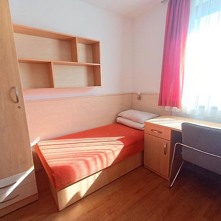 Famulus Kollegium Hostel Győr Buitenkant foto