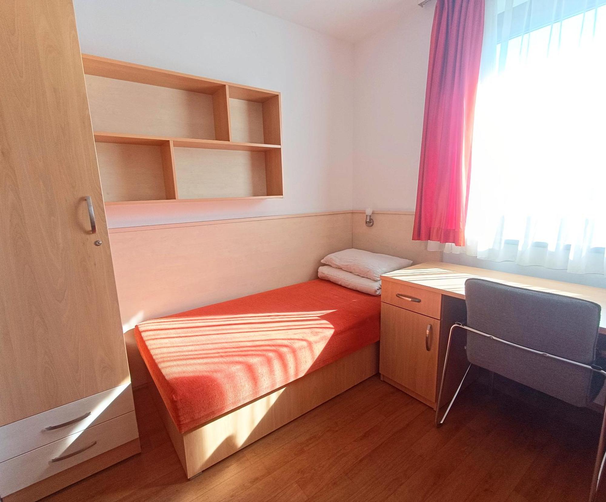 Famulus Kollegium Hostel Győr Buitenkant foto