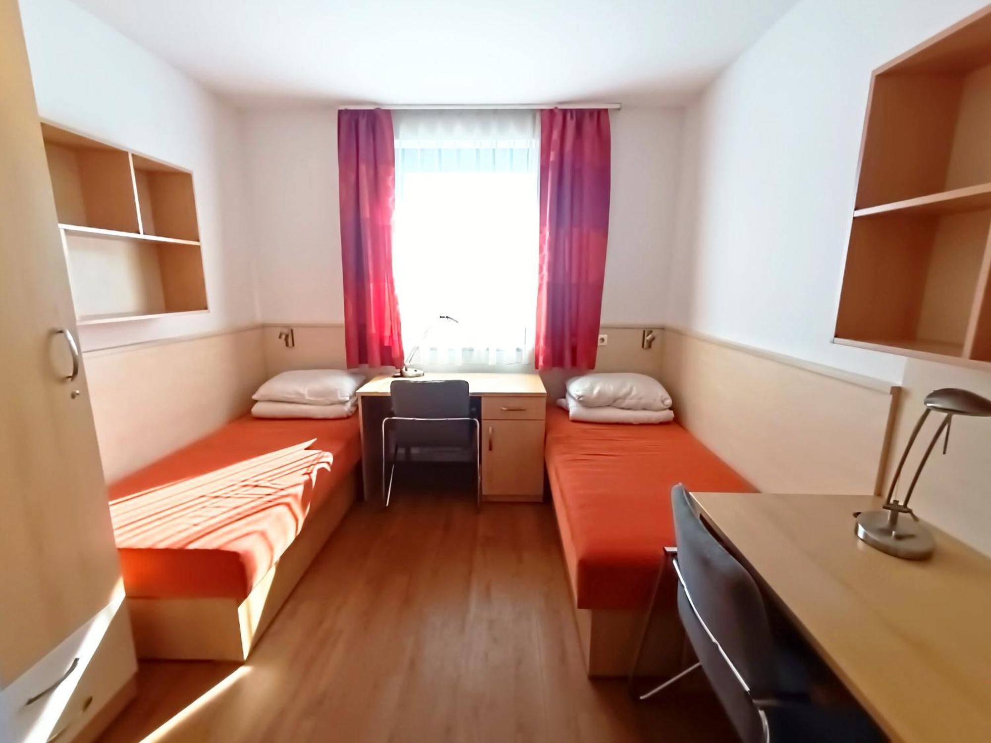 Famulus Kollegium Hostel Győr Buitenkant foto