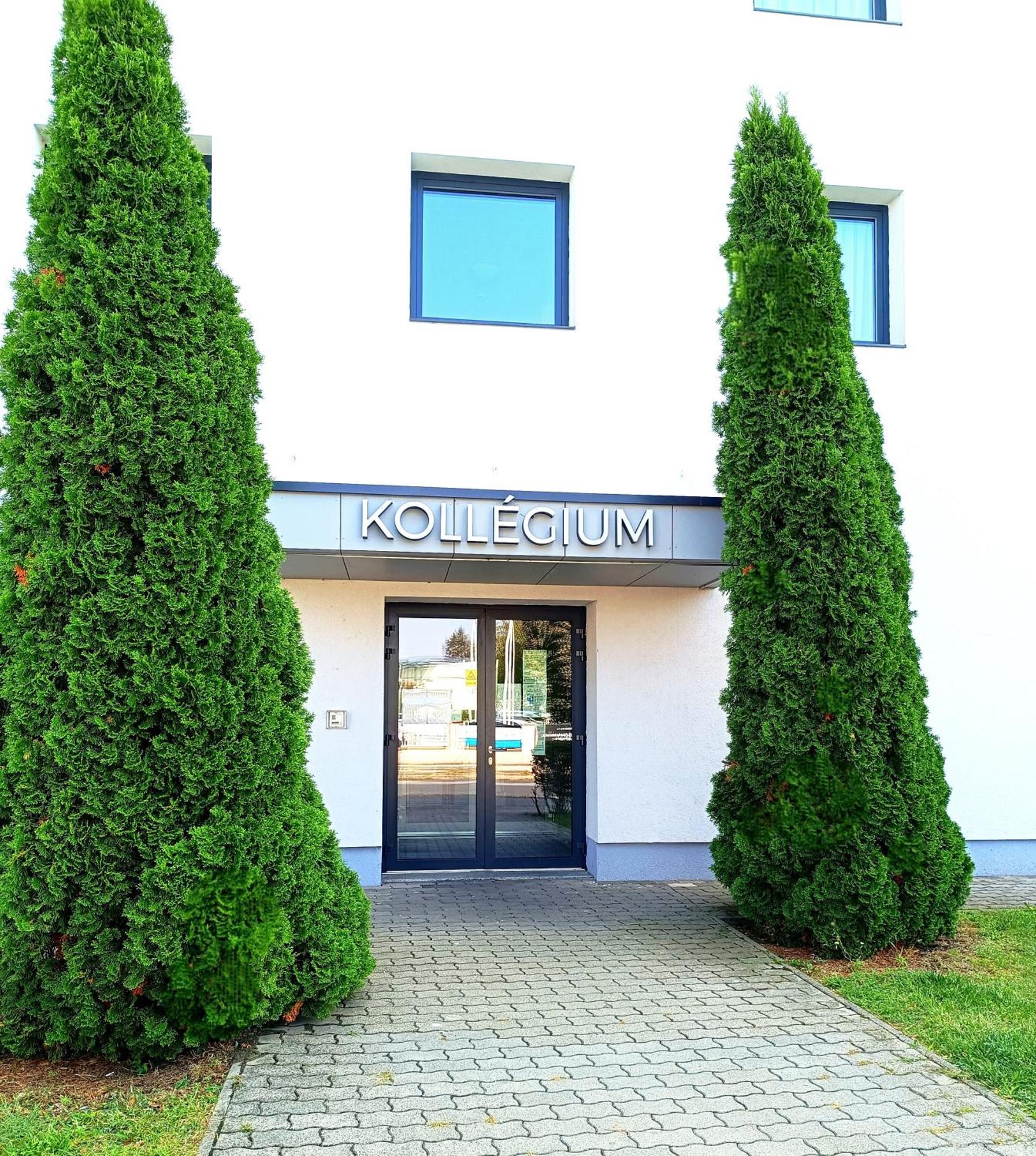 Famulus Kollegium Hostel Győr Buitenkant foto