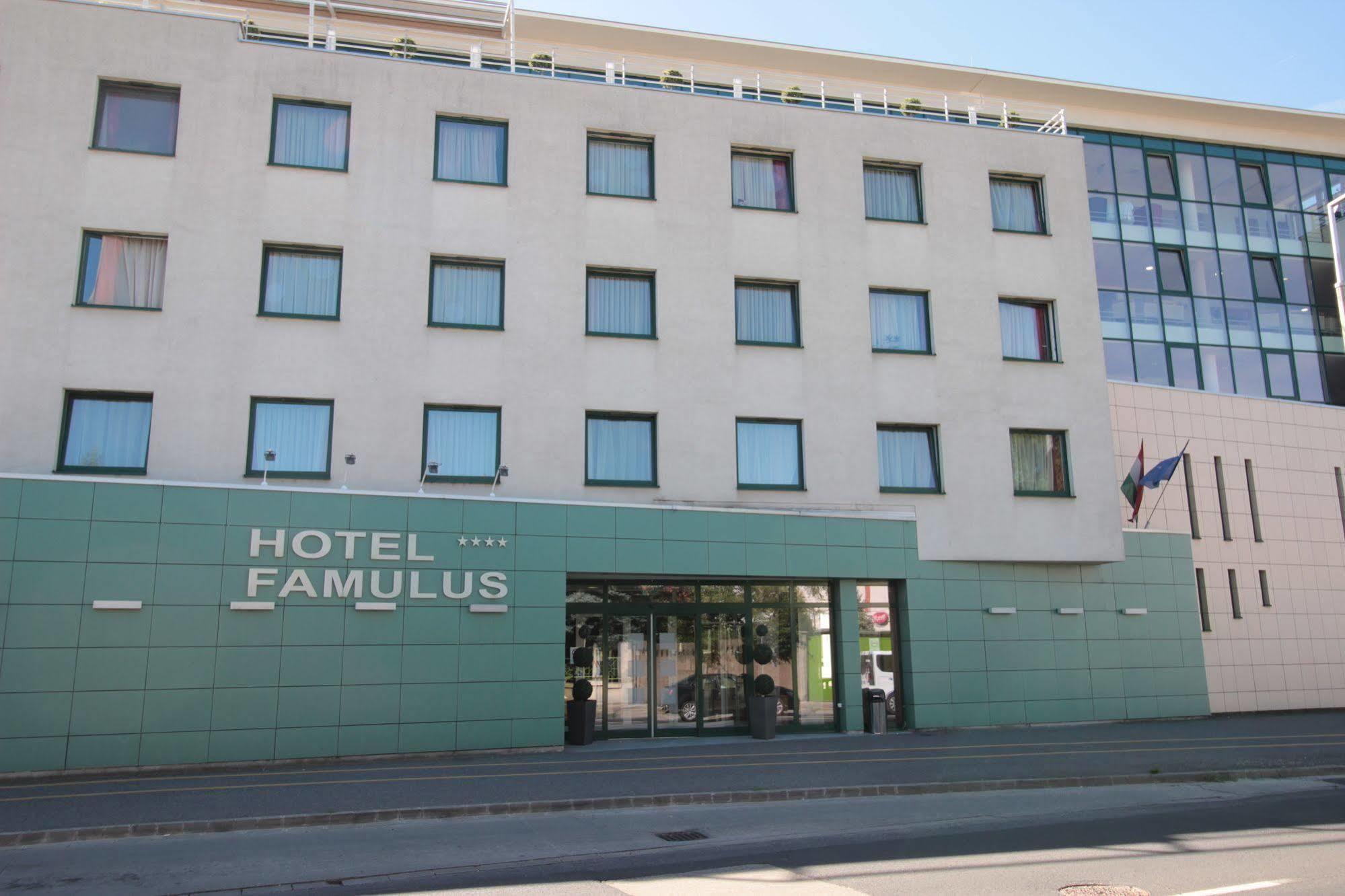 Famulus Kollegium Hostel Győr Buitenkant foto