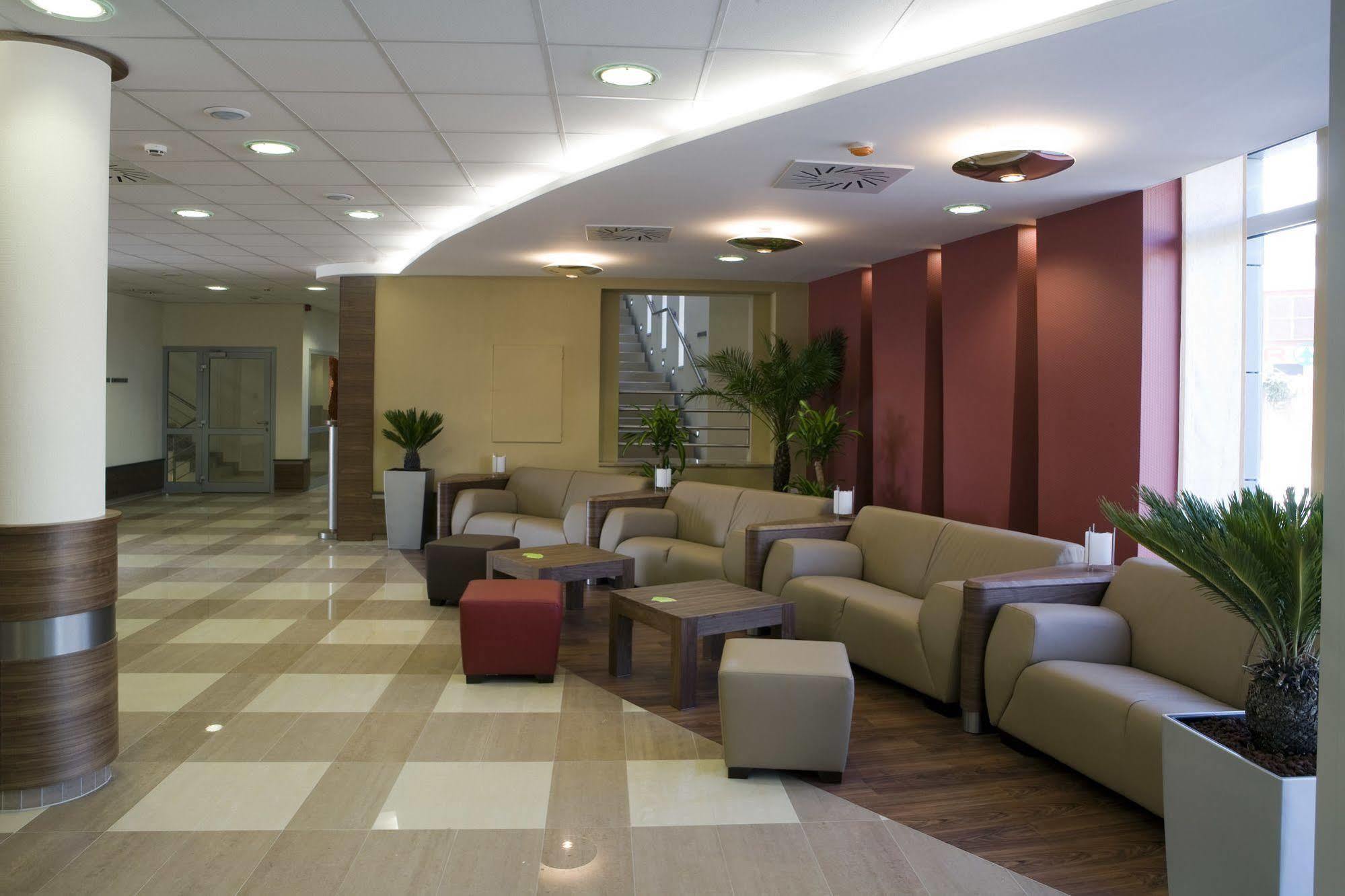 Famulus Kollegium Hostel Győr Buitenkant foto