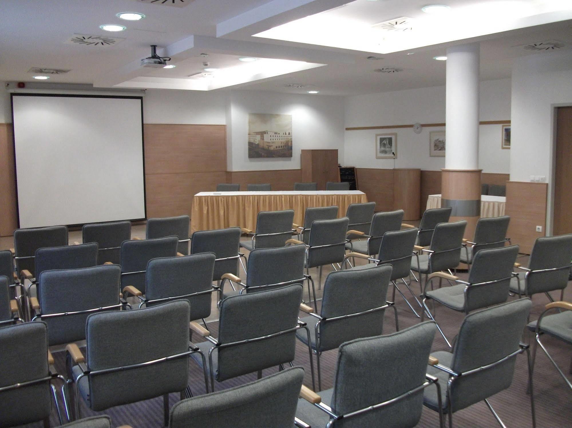 Famulus Kollegium Hostel Győr Buitenkant foto