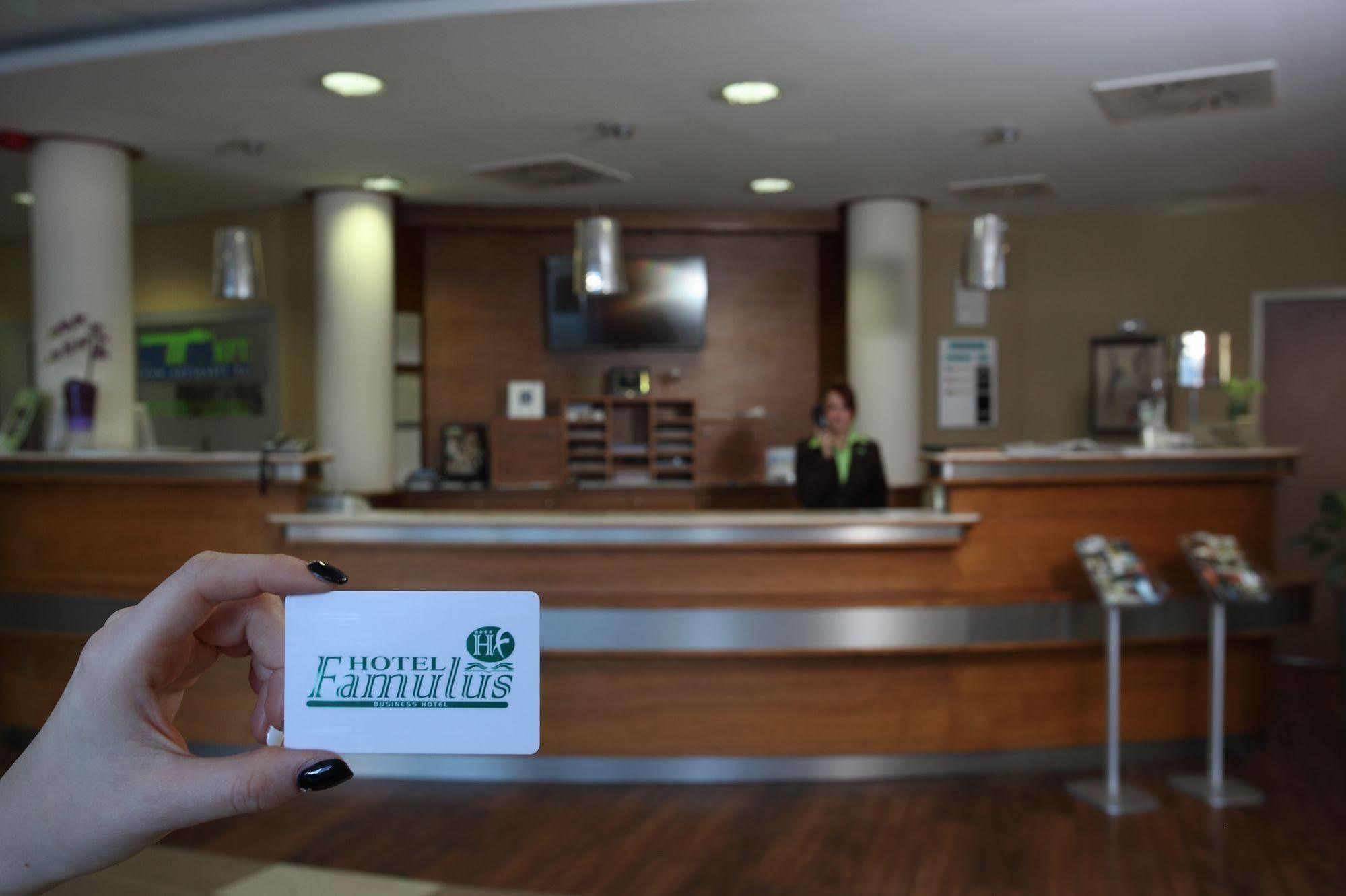 Famulus Kollegium Hostel Győr Buitenkant foto