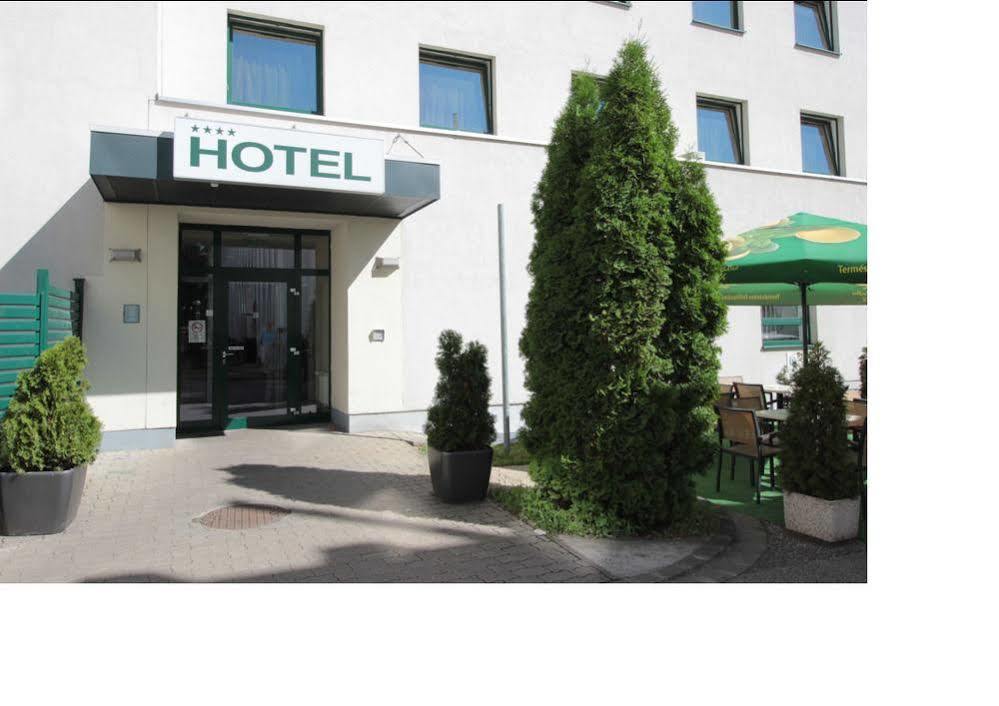Famulus Kollegium Hostel Győr Buitenkant foto